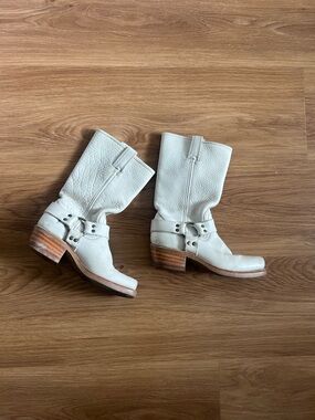SOLD - cross listed

Vintage 2000’s Frye White Leather Mid-Calf Boots